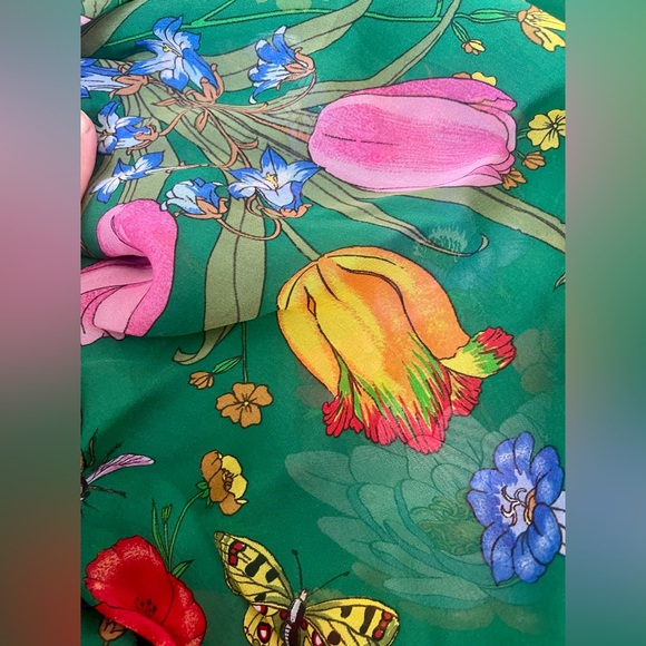 Iconic Gucci vintage Flora extra large silk scarf! - Picture 6 of 11